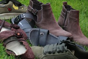 5 Cara membersihkan tas dan sepatu berbahan suede