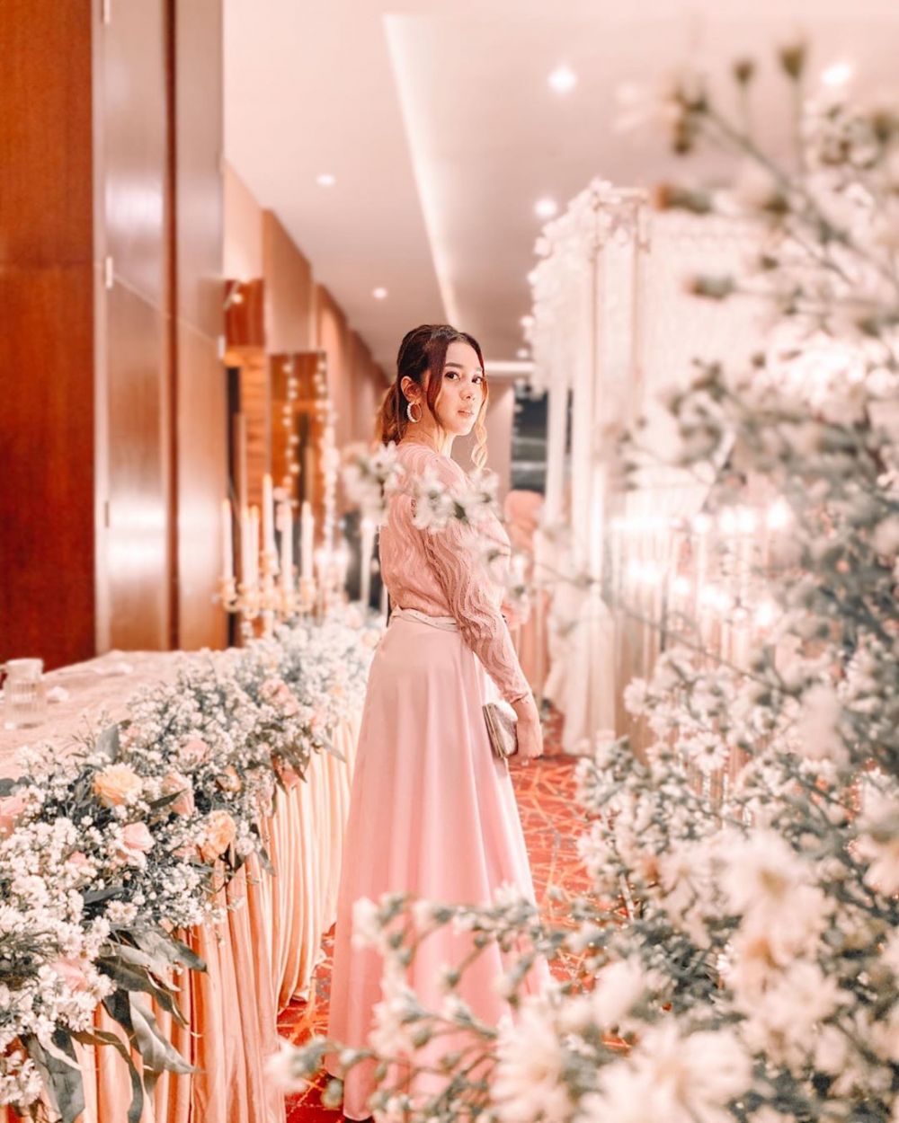 10 Potret gaya Raya Kitty hadiri pernikahan sahabat, mencuri perhatian