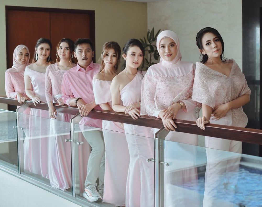 10 Potret gaya Raya Kitty hadiri pernikahan sahabat, mencuri perhatian