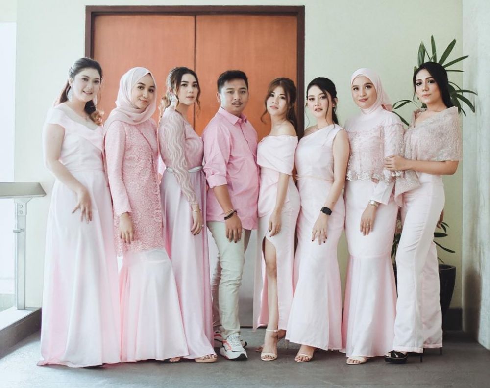 10 Potret gaya Raya Kitty hadiri pernikahan sahabat, mencuri perhatian