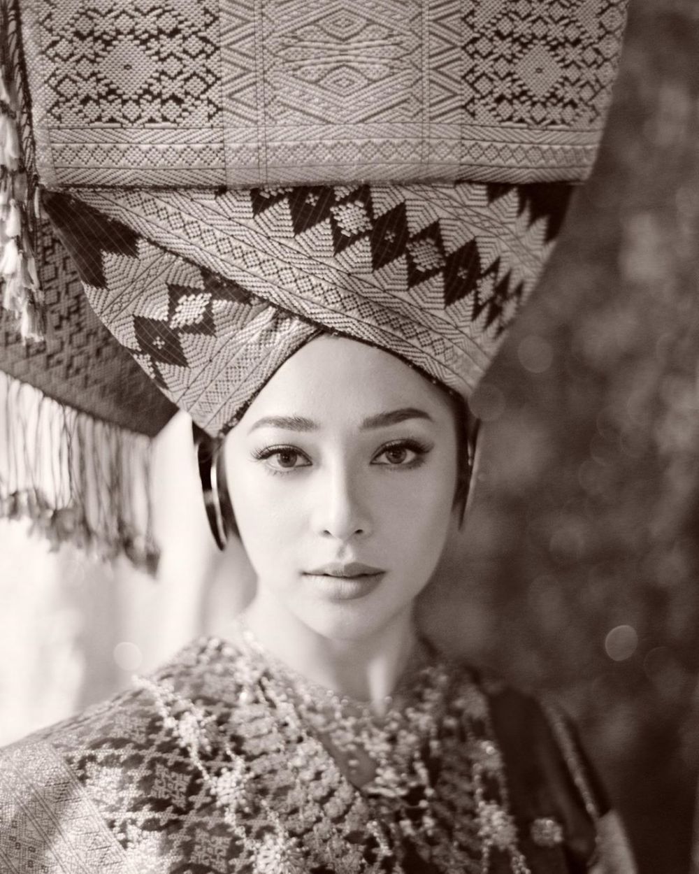 10 Gaya prewedding Nikita Willy & Indra Priawan berkonsep tradisional