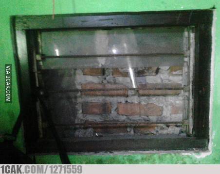 12 Desain nyeleneh jendela rumah, bikin kesal lihatnya