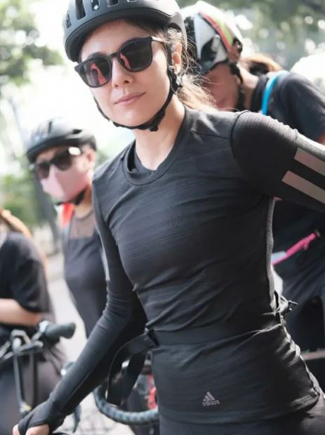  8 Pesona Wulan Guritno saat bersepeda, tetap stylish dan sporty