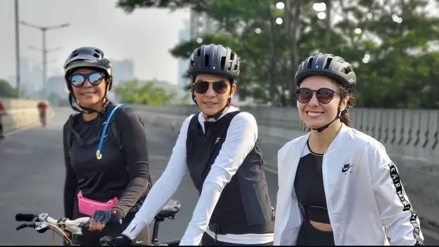  8 Pesona Wulan Guritno saat bersepeda, tetap stylish dan sporty