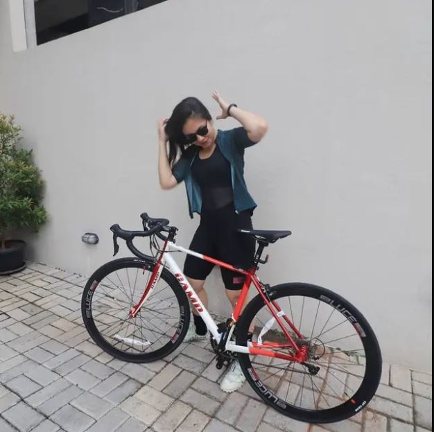  8 Pesona Wulan Guritno saat bersepeda, tetap stylish dan sporty