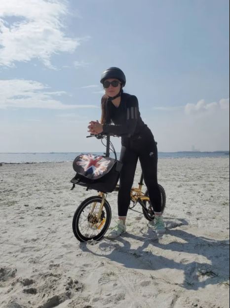  8 Pesona Wulan Guritno saat bersepeda, tetap stylish dan sporty