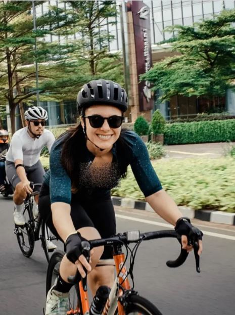  8 Pesona Wulan Guritno saat bersepeda, tetap stylish dan sporty
