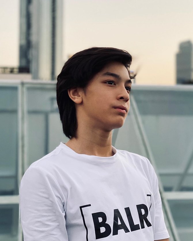 7 Potret terbaru Eddie Meijer anak Maudy Koesnaedi, tampil gondrong