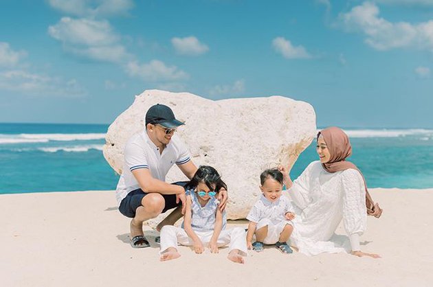 8 Momen Poppy Bunga & keluarga liburan di Bali, photoshoot di pantai