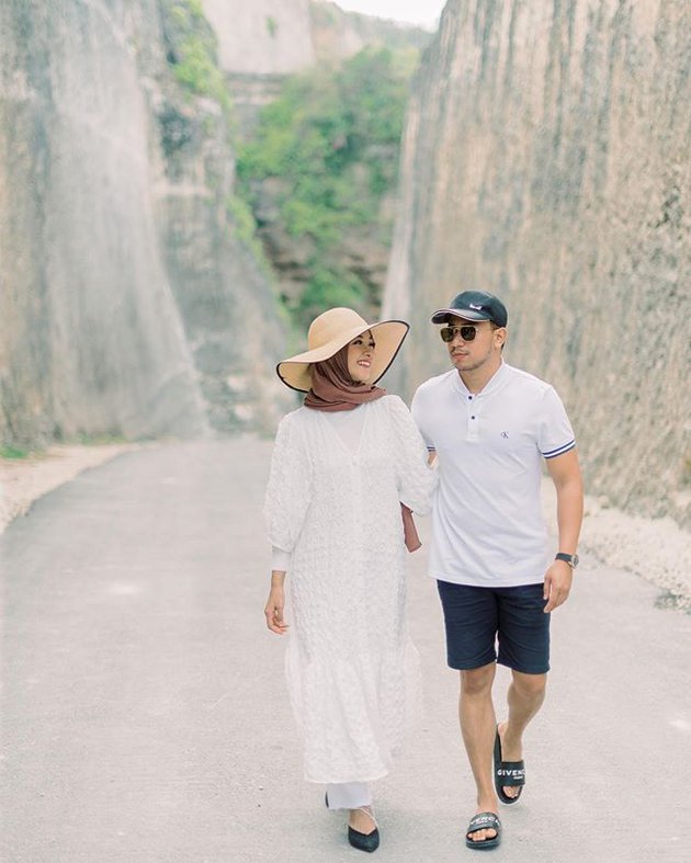 8 Momen Poppy Bunga & keluarga liburan di Bali, photoshoot di pantai