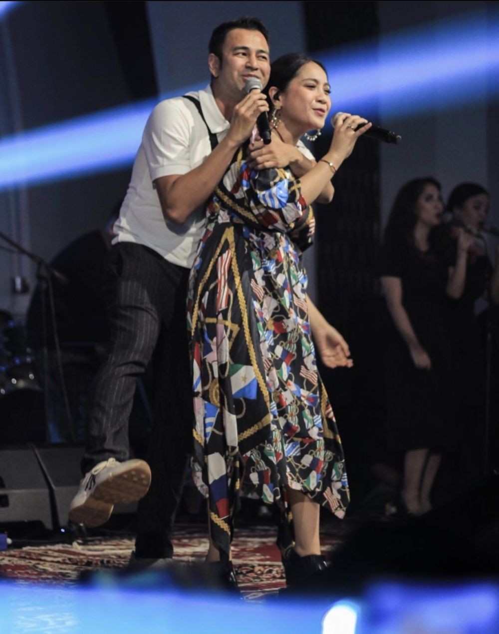 Potret 8 seleb manggung bareng suami, ada Nella Kharisma