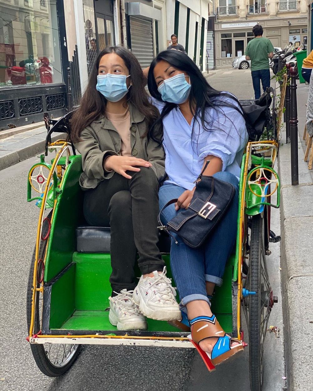 Potret kompak 9 seleb dan anak tunggalnya, bak kakak-adik