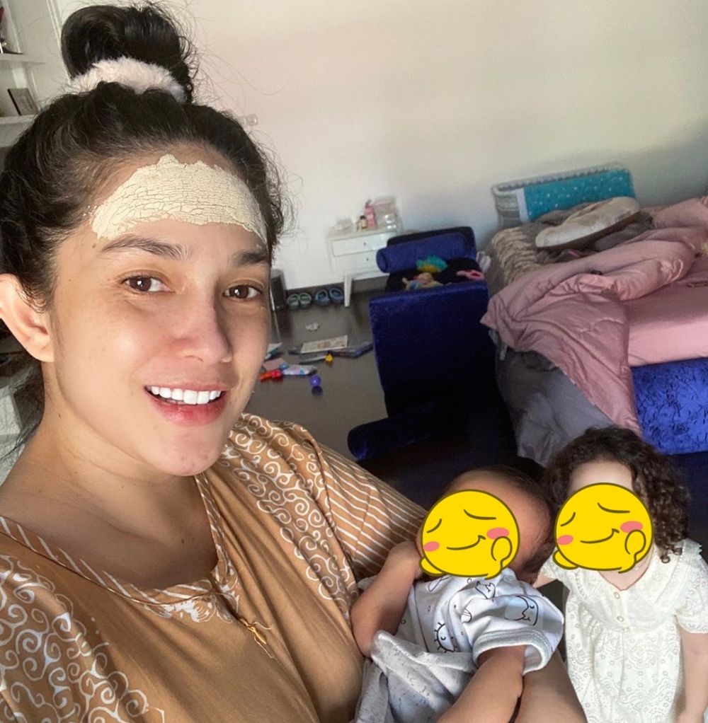 Potret Ussy Sulistiawaty pakai pilis usai melahirkan, jadi sorotan