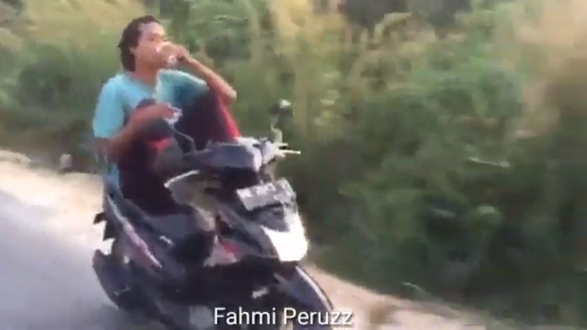 Potret 10 pengendara motor bisa multitasking ini bikin tepuk jidat