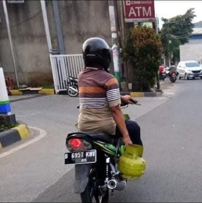 Potret 10 pengendara motor bisa multitasking ini bikin tepuk jidat