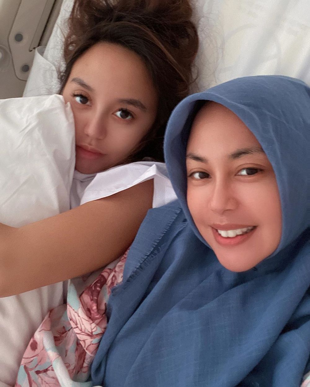 10 Potret kebersamaan Salmafina Sunan dan ibu, punya paras mirip