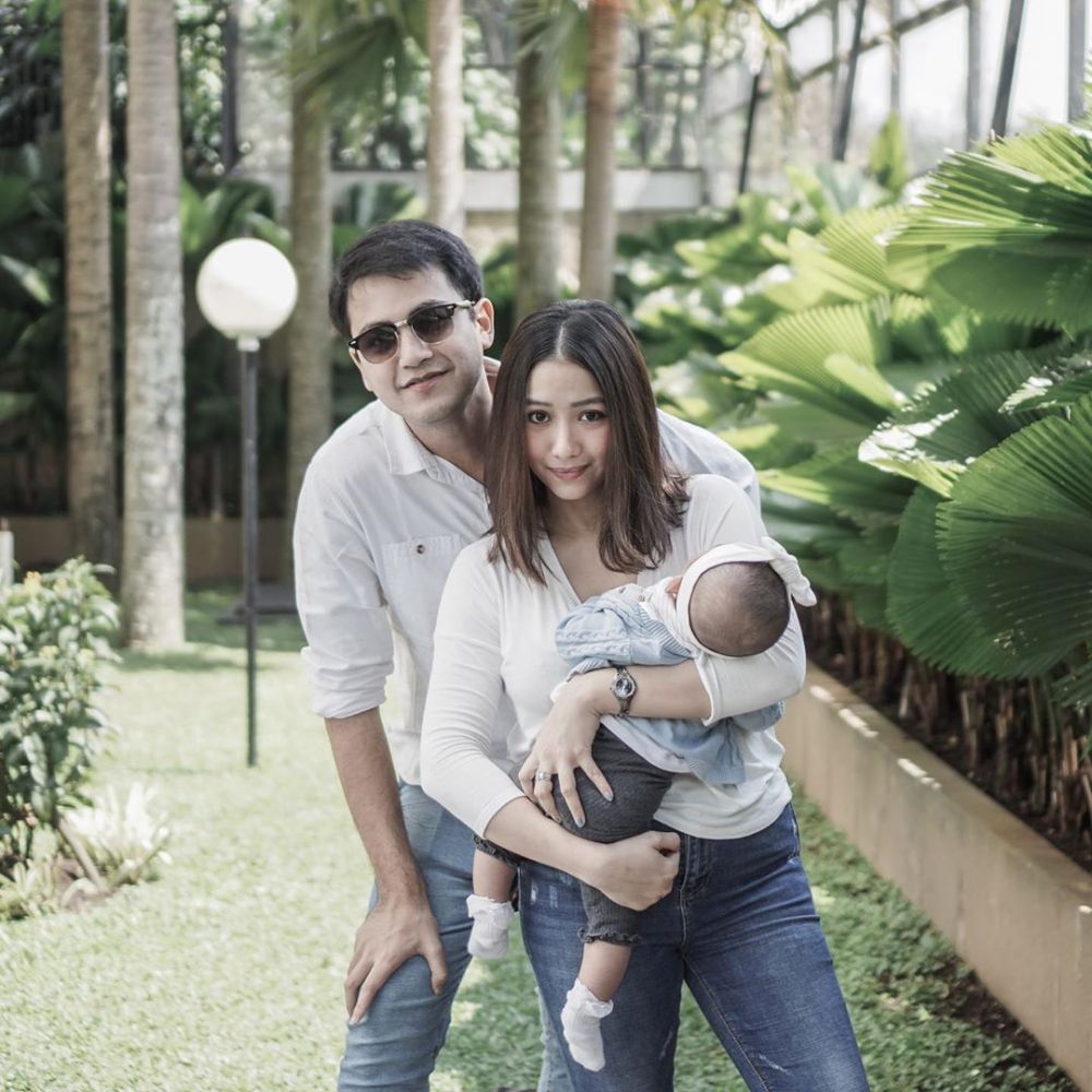 Hamil anak kedua, ini 10 momen romantis Adzana Bing Slamet dan suami