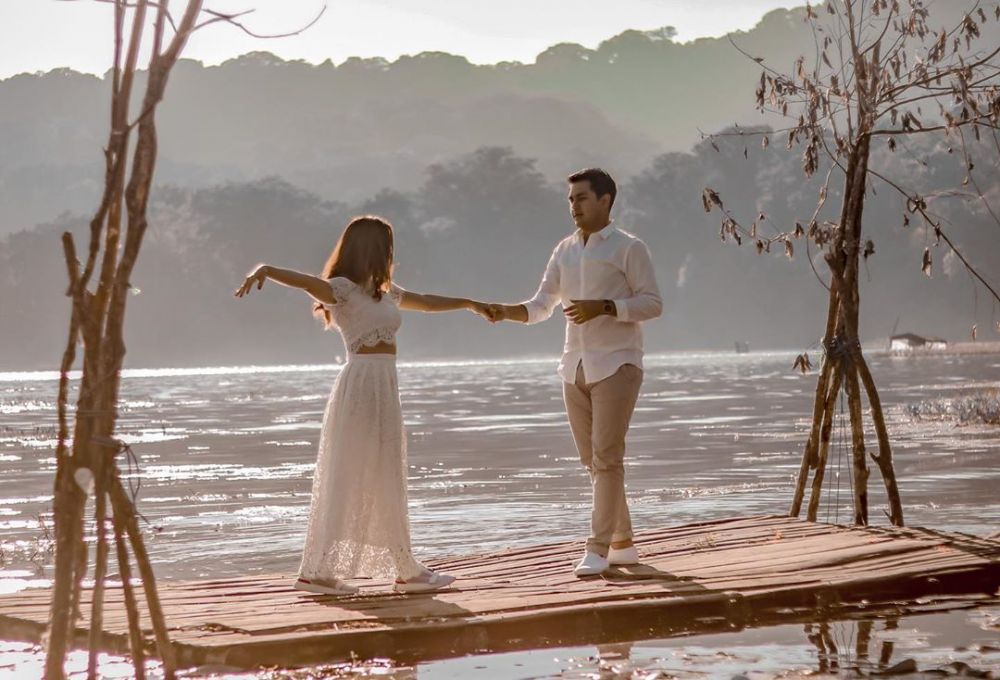 Hamil anak kedua, ini 10 momen romantis Adzana Bing Slamet dan suami