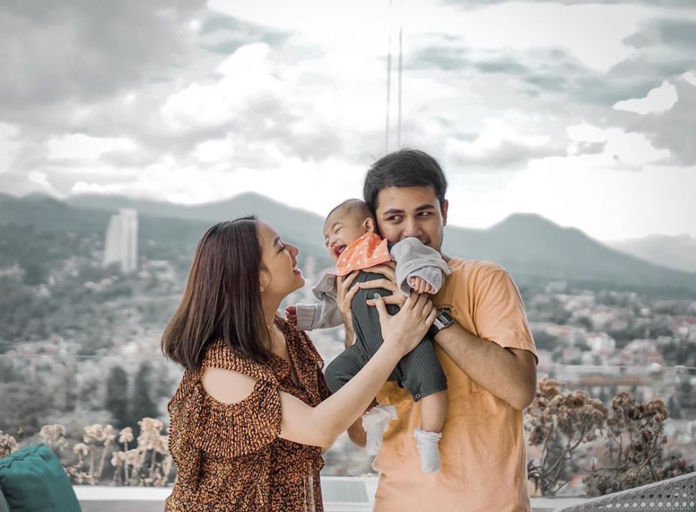 Hamil anak kedua, ini 10 momen romantis Adzana Bing Slamet dan suami