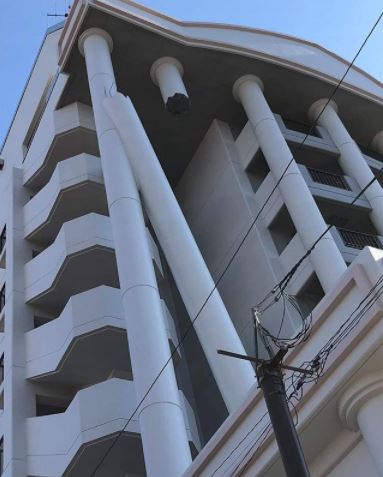 Potret 10 bangunan unik hampir roboh ini bikin ngeri lihatnya