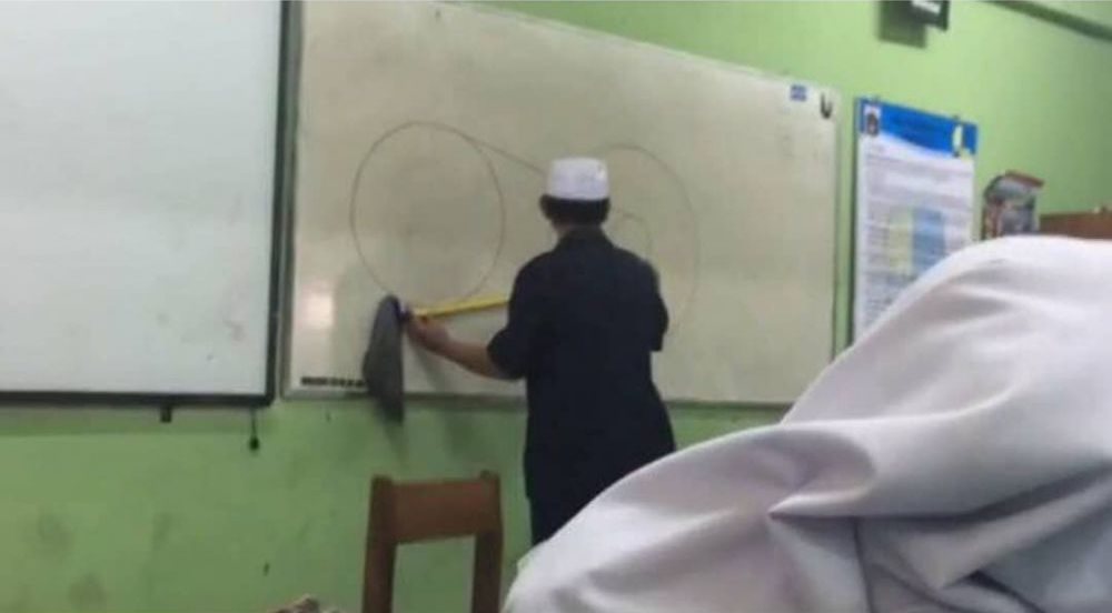 12 Gaya unik guru saat mengajar, banyak atraksinya