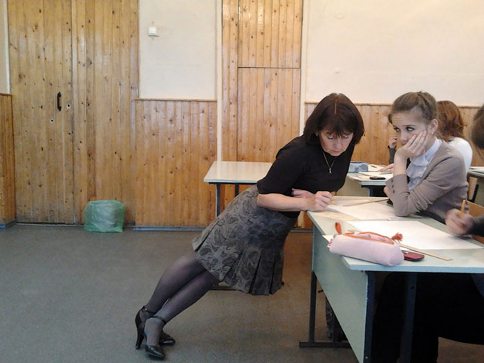 12 Gaya unik guru saat mengajar, banyak atraksinya