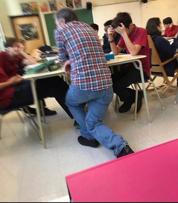 12 Gaya unik guru saat mengajar, banyak atraksinya