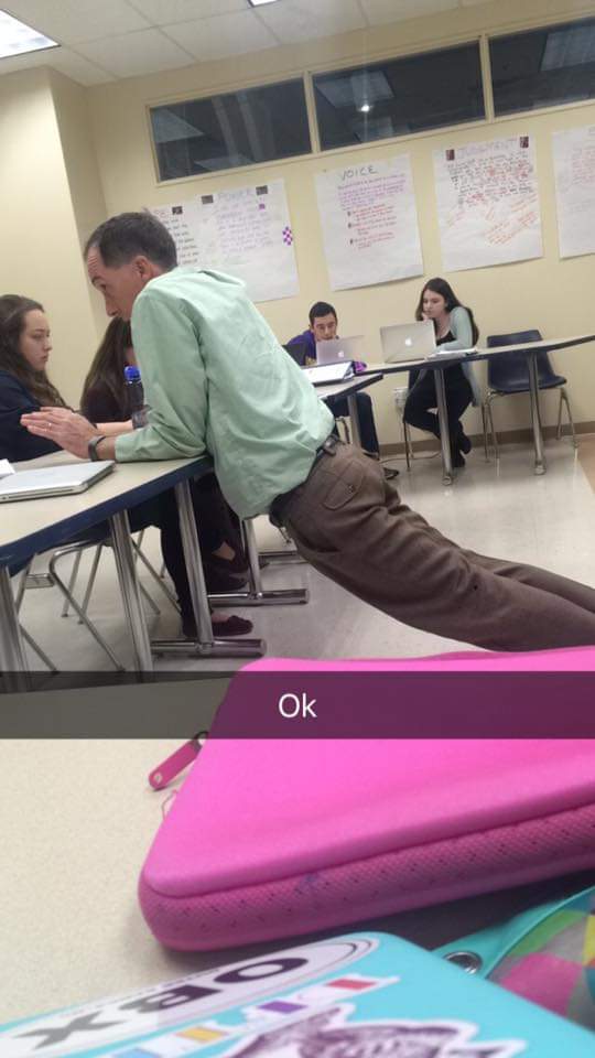 12 Gaya unik guru saat mengajar, banyak atraksinya