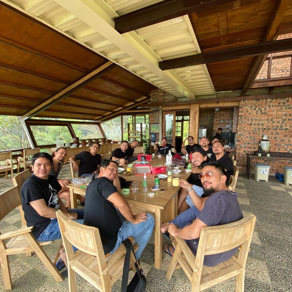 10 Momen piknik geng motor The Prediksi, kompak pakai seragam TK