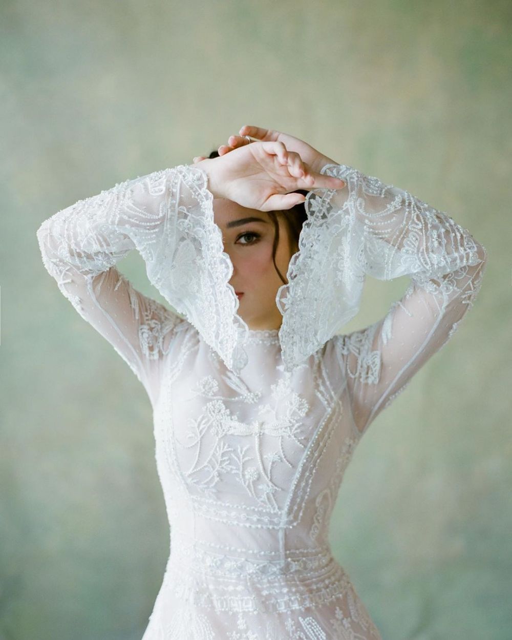 6 Gaya prewedding Nikita Willy & Indra Priawan terbaru, tampil elegan