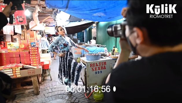 7 Momen Melaney Ricardo jalani pemotretan di pasar, stylish abis