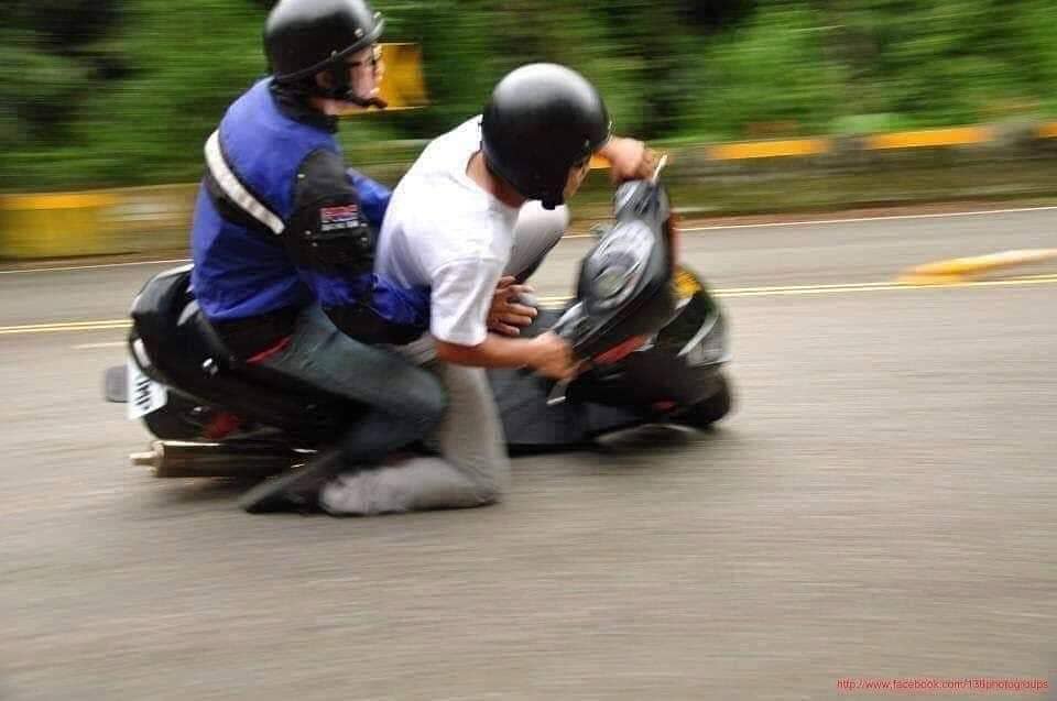 9 Momen apes gara-gara teman ini bikin pengen ketawa