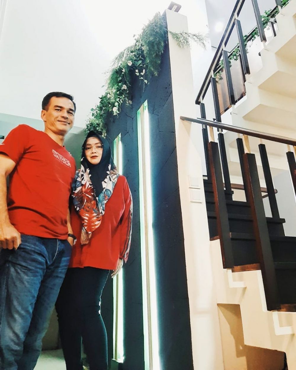 10 Potret rumah Rina Gunawan & Teddy Syah, lampu hiasnya bikin salfok