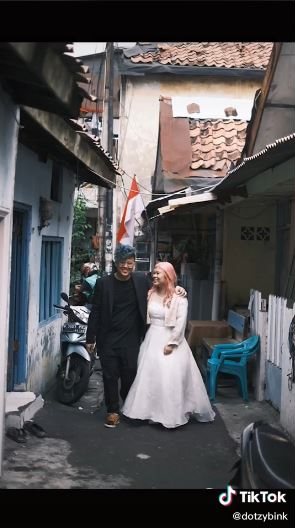 Viral video pasangan foto prewed di gang sempit, alasannya bikin haru