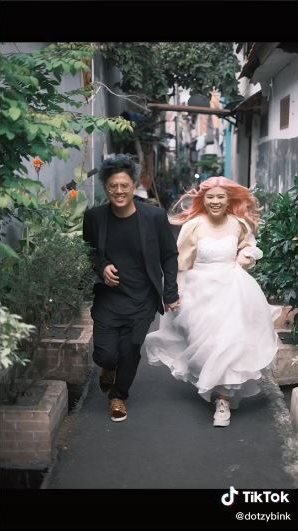 Viral video pasangan foto prewed di gang sempit, alasannya bikin haru