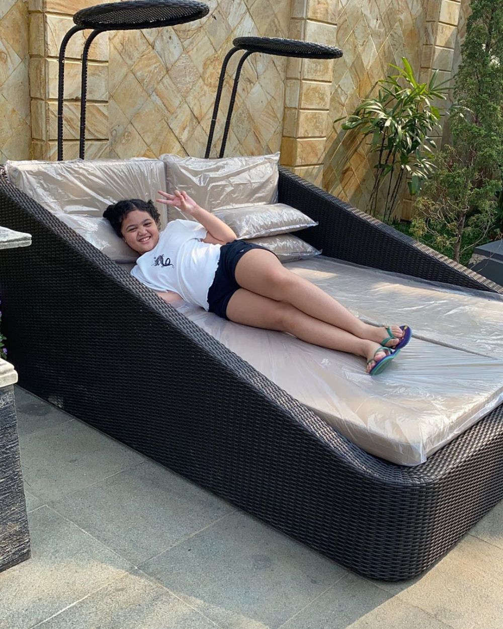 6 Potret halaman belakang rumah Krisdayanti, suasananya cozy abis