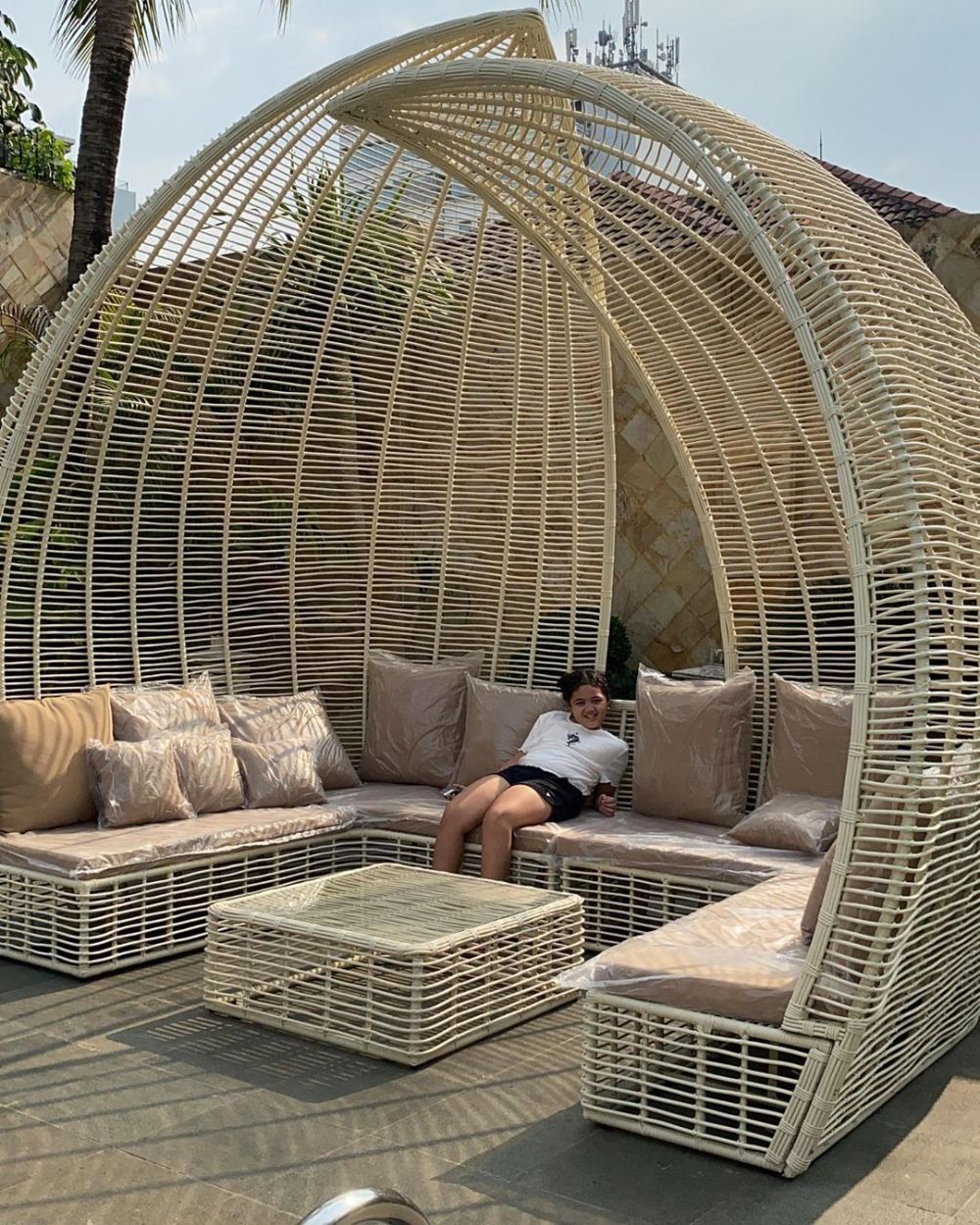 6 Potret halaman belakang rumah Krisdayanti, suasananya cozy abis