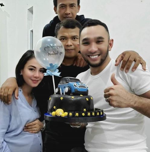 Enji Baskoro rayakan ultah, perut sang istri curi perhatian