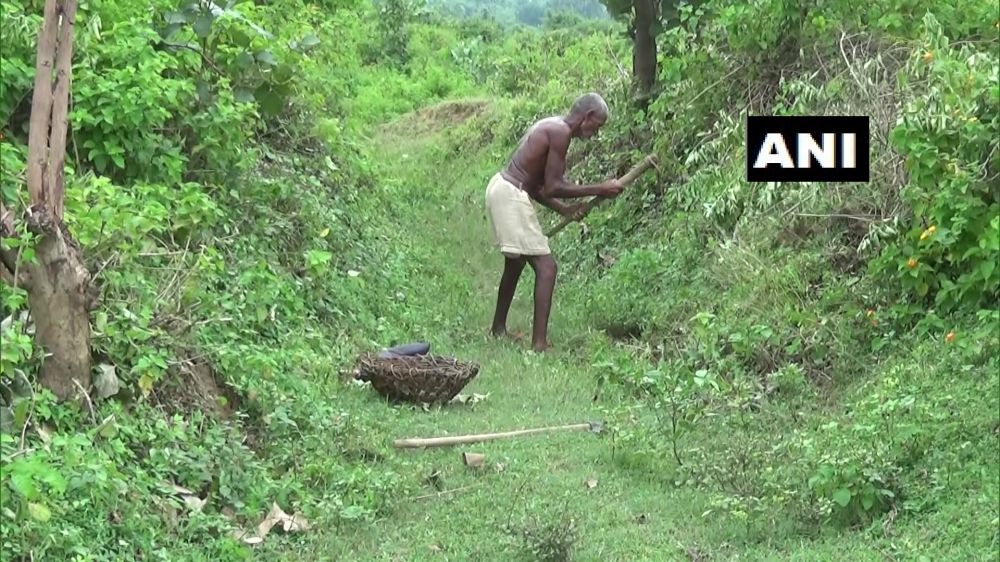 Kisah pria lansia buat kanal sendiri selama 30 tahun demi desanya