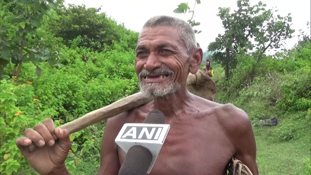Kisah pria lansia buat kanal sendiri selama 30 tahun demi desanya
