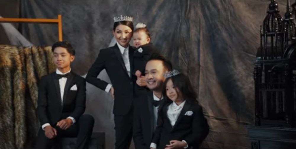 10 Gaya keluarga Ruben Onsu pemotretan tema hitam, simple tapi elegan