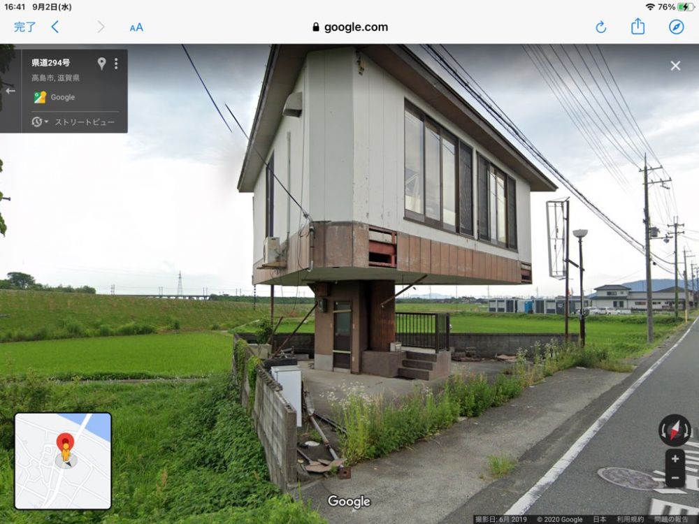 Rumah ini dibangun di atas tangga kecil, unik dan bikin takjub