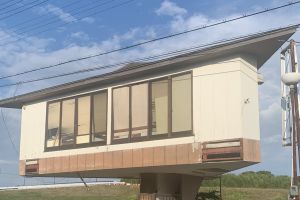 Rumah ini dibangun di atas tangga kecil, unik dan bikin takjub