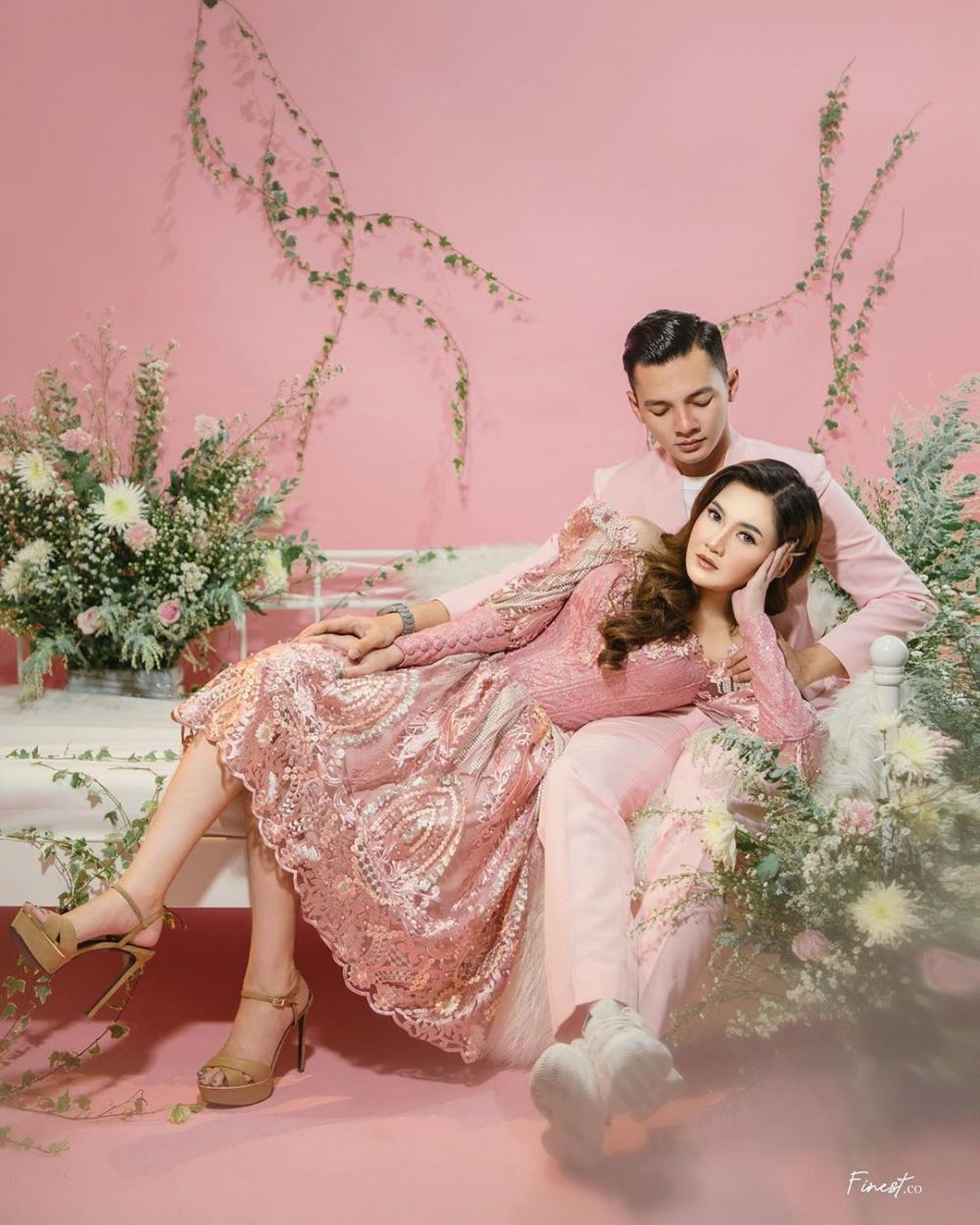 Gaya prewedding 8 pedangdut Tanah Air, romantis abis