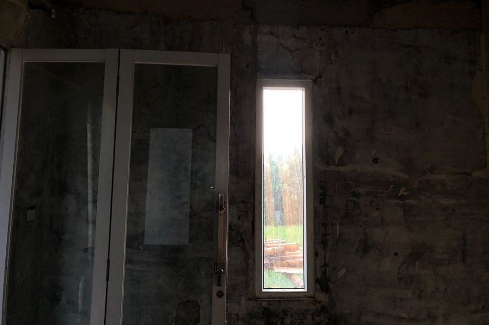 8 Potret dekorasi ruang kerja Adinda Thomas, penuh tempelan koran