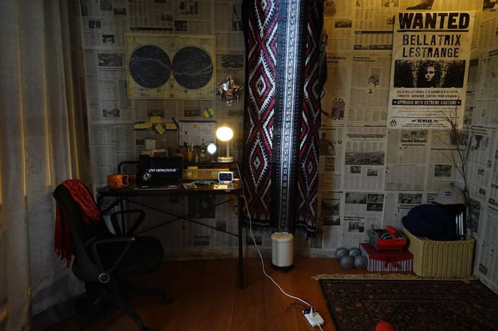 8 Potret dekorasi ruang kerja Adinda Thomas, penuh tempelan koran