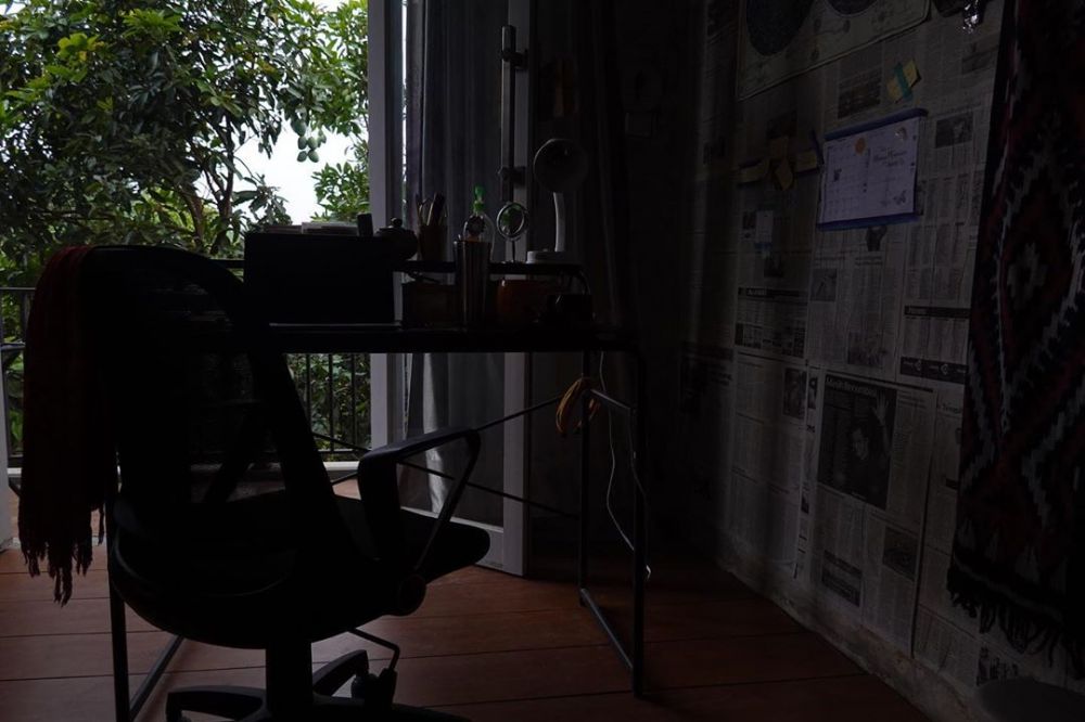 8 Potret dekorasi ruang kerja Adinda Thomas, penuh tempelan koran