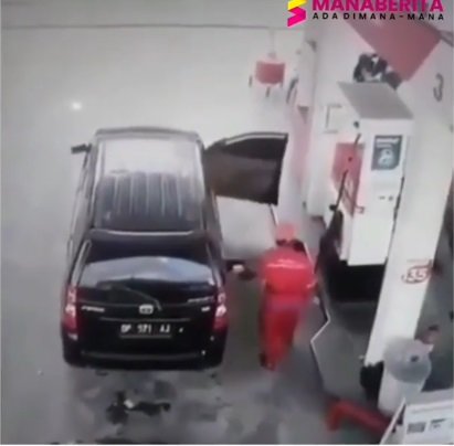 Aksi heroik pria pindahkan mobil yang terbakar di pom bensin