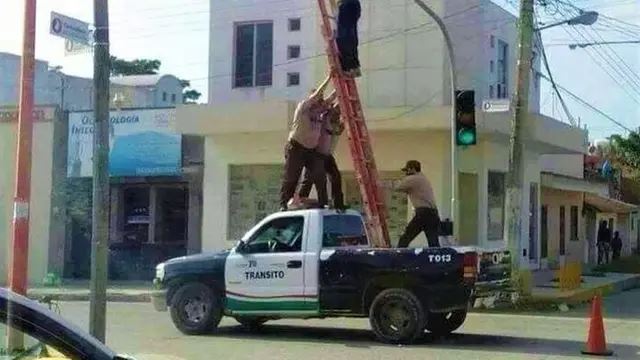 10 Potret nyeleneh orang naik tangga ini bikin heran