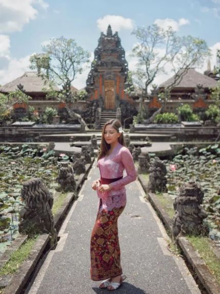 8 Potret Jessica Mila pakai kebaya Bali, makin memesona